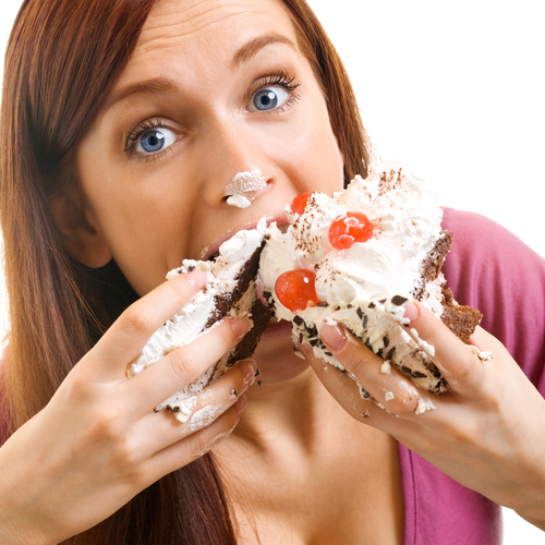 抗糖化を意識せずに甘いものを食べる女性